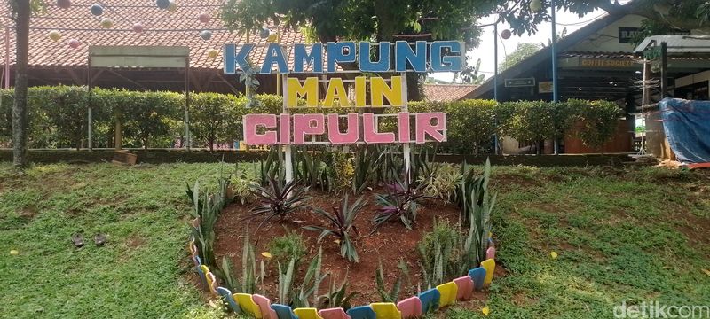 Tempat berlibur yang banyak wahana tak hanya di area terbuka saja. Cipulir mempunyai tempat berlibur yang luas di antara komplek dan perkampungan warga, lho.