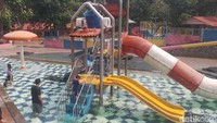 Kampung Main Cipulir tepatnya berada di Jalan Masjid Jami Nurul Yaqin, Gang H. Ali Sairi No. 1A. Jadi buat yang ingin mengajak keluarganya untuk berlibur hemat dengan wahana yang bervariasi coba deh datang ke Kampung Main Cipulir ini, suasana tempat ini juga sejuk banyak pepohonan.