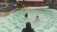 Kampung Main Cipulir ini walaupun tempatnya berada di tengah-tengah warga, namun animo masyarakat terhadap tempat ini begitu besar. Kata Heni saat libur sekolah beberapa hari lalu, jumlah pengunjung dalam satu harinya bisa mencapai hingga 1.500 orang, tak ayal pengunjung seperti Fahmi dan Yuni memilih datang di hari-hari biasa.