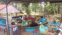 Memang yang menjadi favorit pengunjung ketika datang ke Kampung Main Cipulir ini adalah kolam renang karena banyak keluarga yang membawa anak-anaknya untuk datang ke sini. Adapun wahana lain yang bisa dicoba seperti menunggangi kuda atau menaiki delman juga wahana ala-ala pasar malam.