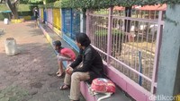 Kemudian untuk bisa merasakan berbagai wahana lainnya di Kampung Main Cipulir ini, pengunjung akan dikenakan biaya tambahan per wajahnya seperti kolam renang Rp 20.000 per orangnya. Fasilitas pendukung lainnya seperti foodcourt, saung, mushola, toilet, tempat parkir juga suda disediakan oleh Kampung Main Cipulir ini dan buka setiap hari.