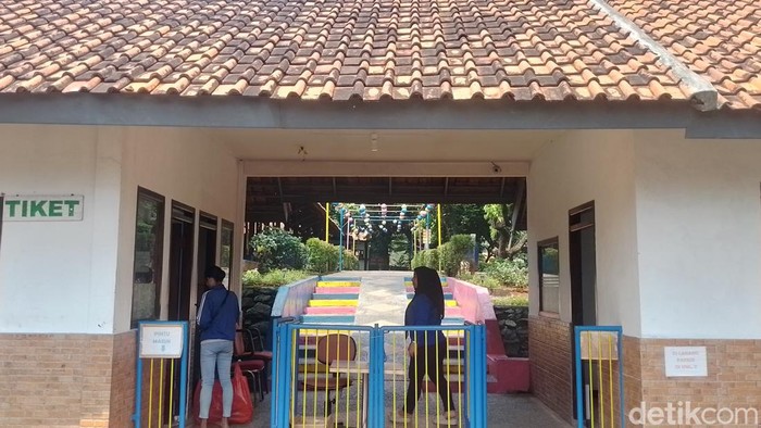 Tempat berlibur yang banyak wahana tak hanya di area terbuka saja. Cipulir mempunyai tempat berlibur yang luas di antara komplek dan perkampungan warga, lho.