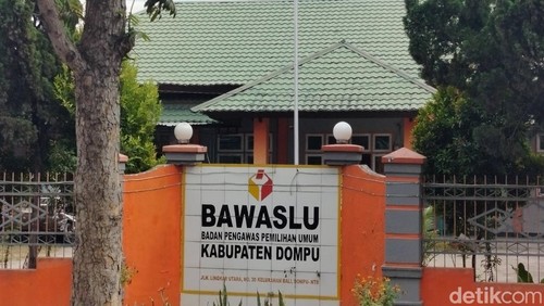 Kantor Bawaslu Dompu. (Foto: Faruk Nickyrawi/detikBali)