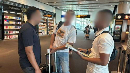 Kantor Imigrasi Kelas II TPI Singaraja mendeportasi WNA berinisial FRP asal Prancis dan MD asal Rusia melalui Bandara Internasional I Gusti Ngurah Rai, Bali, Kamis (10/7/2024). (Foto: Istimewa/Imigrasi Singaraja)