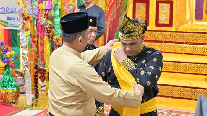 Kapolres Inhu AKBP Dody Wirawijaya saat mendapat gelar adat dari LAM di Indragiri Hulu. (Dok Humas Polres Inhu)