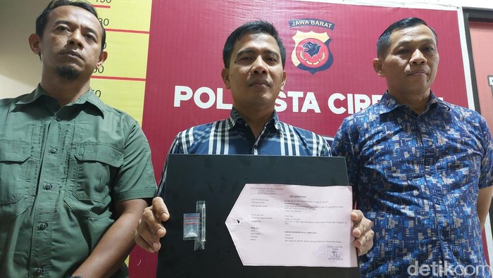 Kasat Narkoba Polresta Cirebon Kompol Dede Hendrawan menunjukkan barang bukti.
