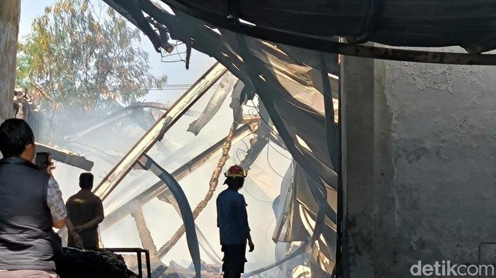 Kebakaran pabrik spons di Gresik