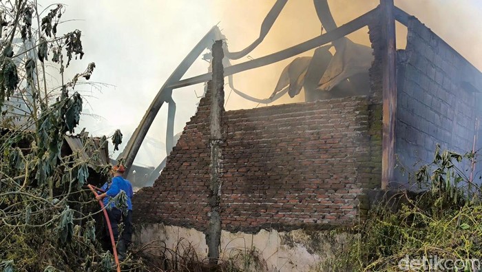 Kebakaran pabrik spons di Gresik Kebakaran pabrik spons di Gresik