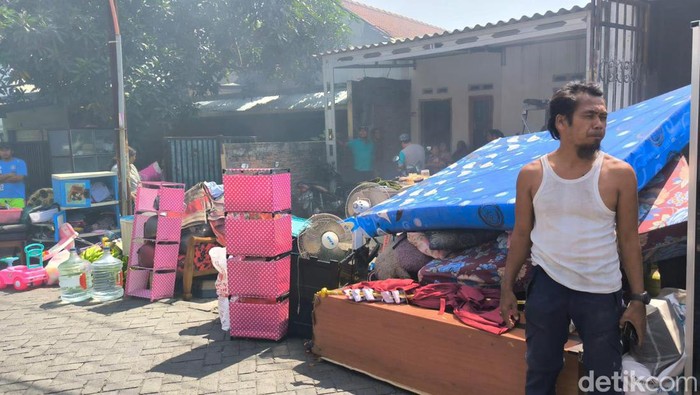 Kebakaran pabrik spons di Gresik