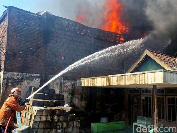 Petugas Damkar Berjibaku Padamkan Kebakaran Pabrik Spons di Gresik