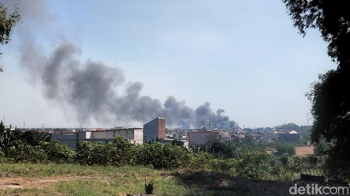 Kebakaran pabrik spons di Gresik