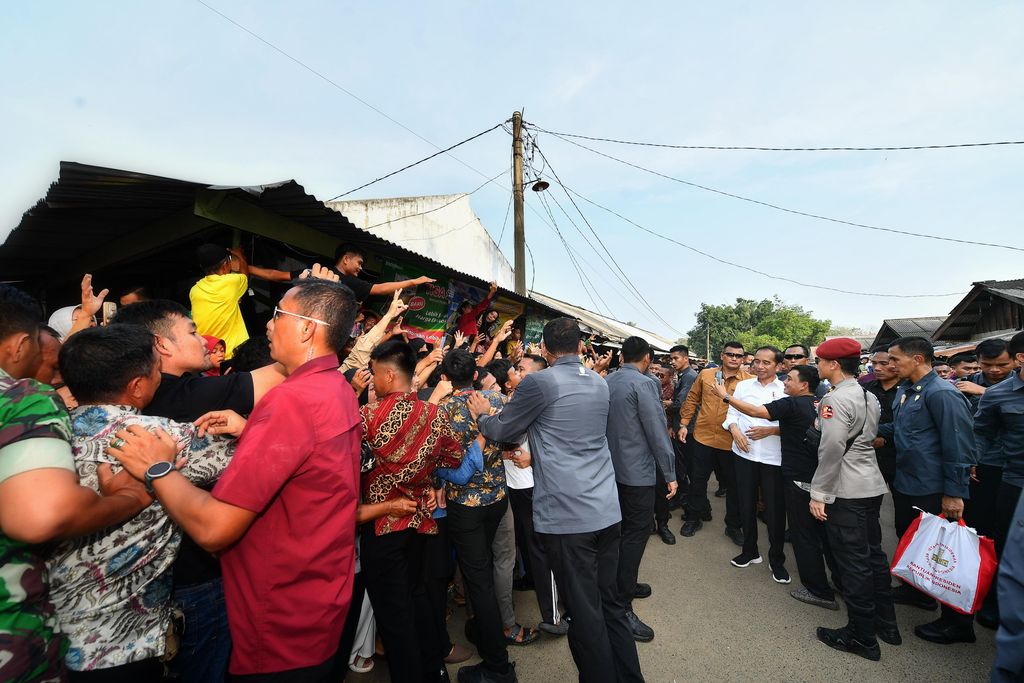 Kedatangan Presiden Joko Widodo (Jokowi) di Pasar Sentral Kotabumi, Lampung Utara, Provinsi Lampung, Kamis (11/7/2024) Disambut hangat oleh warga. (Dok. Biro Pers)