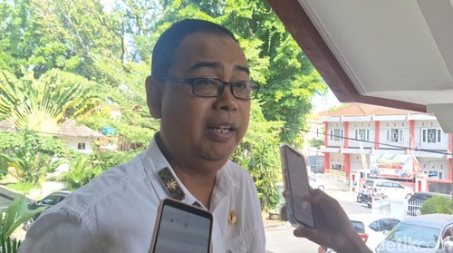 Kepala Dinas Pendidikan dan Kebudayaan (Dikbud) Provinsi Nusa Tenggara Barat (NTB) Aidy Furqan saat diwawancarai, Kamis (11/7/2024). (Nathea Citra/detikBali)