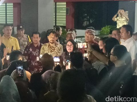 Kepala Disdikbud Jateng, Uswatun Hasanah, mengumumkan keputusan terkait penggunaan piagam palsu dalam PPDB Jateng di halaman kantornya di Kota Semarang, Kamis (10/7/2024) malam.