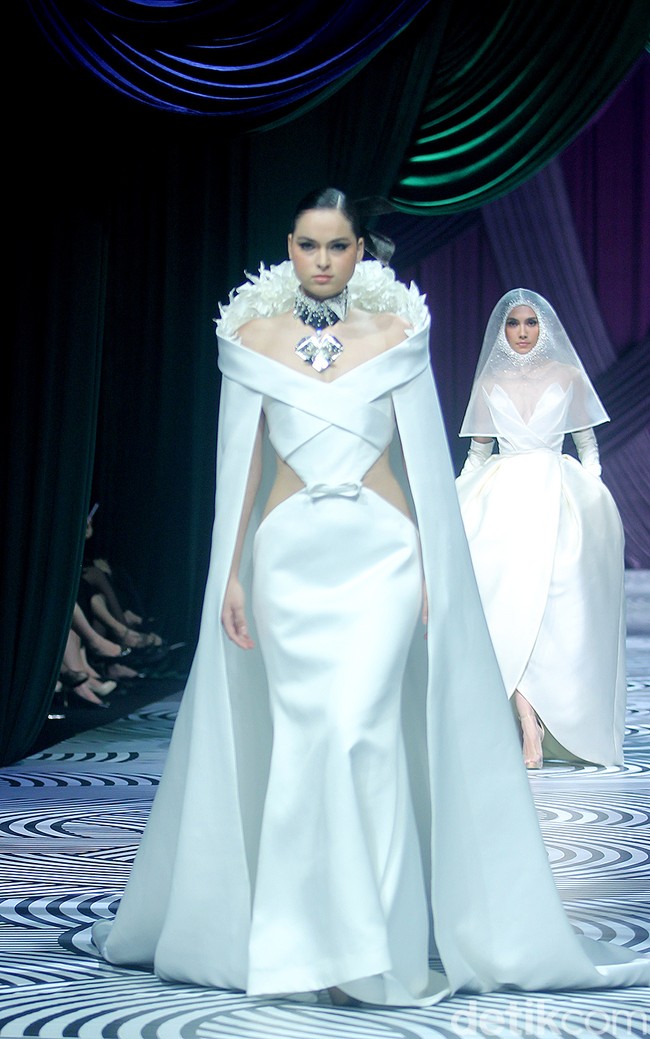 Fashion show koleksi busana Sebastian Gunawan bertajuk Oru Kami digelar dalam rangkaian Mulia in Fashion bertempat di Ballroom Hotel Mulia Jakarta, Rabu [10/7/2024]. Foto: Mohammad Abduh/detikcom.