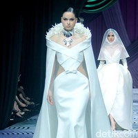 Fashion show koleksi busana Sebastian Gunawan bertajuk Oru Kami digelar dalam rangkaian Mulia in Fashion bertempat di Ballroom Hotel Mulia Jakarta, Rabu [10/7/2024]. Foto: Mohammad Abduh/detikcom.