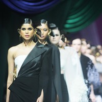 Fashion show koleksi busana Sebastian Gunawan bertajuk Oru Kami digelar dalam rangkaian Mulia in Fashion bertempat di Ballroom Hotel Mulia Jakarta, Rabu [10/7/2024]. Foto: Mohammad Abduh/detikcom.