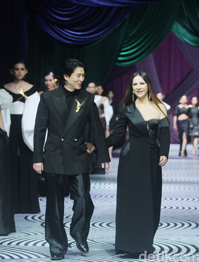 Fashion show koleksi busana Sebastian Gunawan bertajuk Oru Kami digelar dalam rangkaian Mulia in Fashion bertempat di Ballroom Hotel Mulia Jakarta, Rabu [10/7/2024]. Foto: Mohammad Abduh/detikcom.