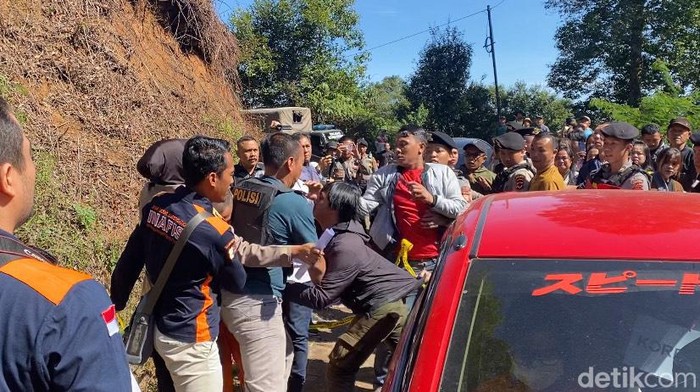 Kondisi kericuhan saat rekonstruksi pembunuhan Lili