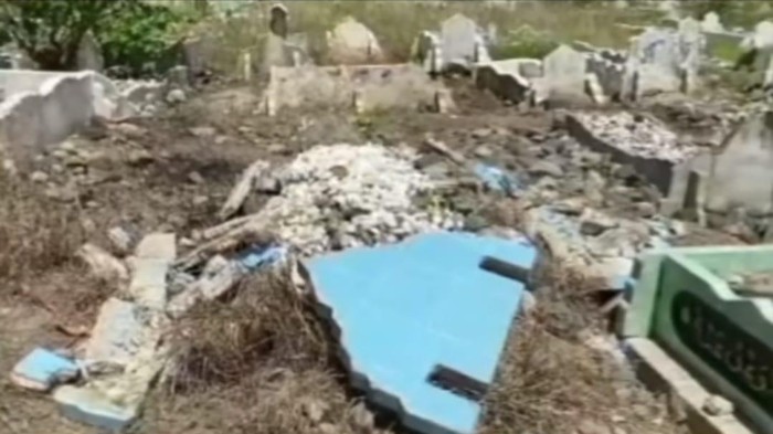 Kondisi makam di Madina yang diduga dirusak. (Foto: Tangkapan layar video viral/Istimewa).