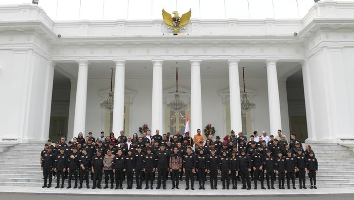 Kontingen Indonesia di Olimpiade 2024 berfoto di Istana Negara, Jakarta.