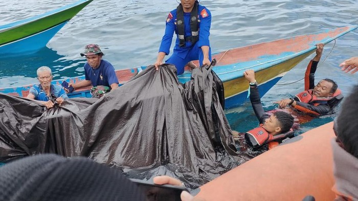 Korban jatuh dari longboat dievakuasi oleh tim SAR gabungan di Kepulauan Sula.