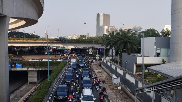 Kemacetan Melanda Jalan HR Rasuna Said akibat Proyek Galian di Arah Kuningan