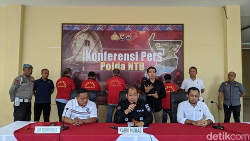 Lima tersangka korupsi RS Pratama Manggelewa, Dompo, NTB ditangkap polisi, Kamis (11/7/2024). Foto: (Ahmad Viqi/detikBali).