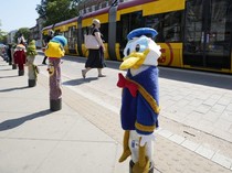 Unik! Tiang Pembatas Jalan di Polandia Ini Pakai Kostum Karakter