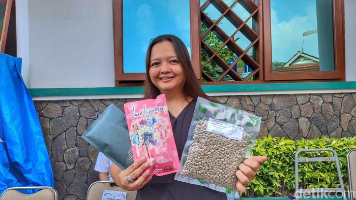 Lucy Tedjasukmana saat memperlihatkan produk kopi khas Ciwidey