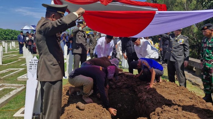 Mantan Gubernur Jawa Barat HR Nuriana dimakamkan di Taman Makam Pahlawan (TMP) Cikutra, Kota Bandung, Jawa Barat, Kamis (11/7/2024) siang.