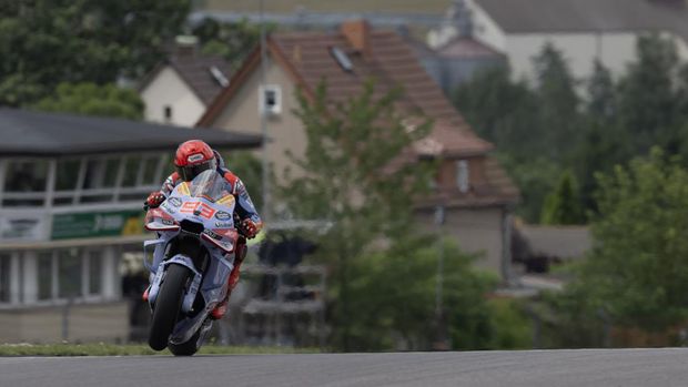 HOHENSTEIN-ERNSTTHAL, GERMANY - JULY 05:  Marc Marquez of Spain and Gresini Racing MotoGP lifst the front wheel during the MotoGP Of Germany - Free Practice at Sachsenring Circuit on July 05, 2024 in Hohenstein-Ernstthal, Germany. (Photo by Mirco Lazzari gp/Getty Images)