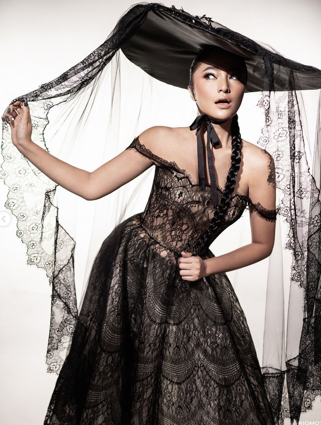 Di pemotretan tersebut Marshanda tampil serba hitam dengan mengenakan gaun lace rancangan desainer Jessie Gunawan. Gaun model sabrina itu dipadukan dengan topi hitam berukuran besar Riiszaaraa.  Foto: Instagram/@marshanda99