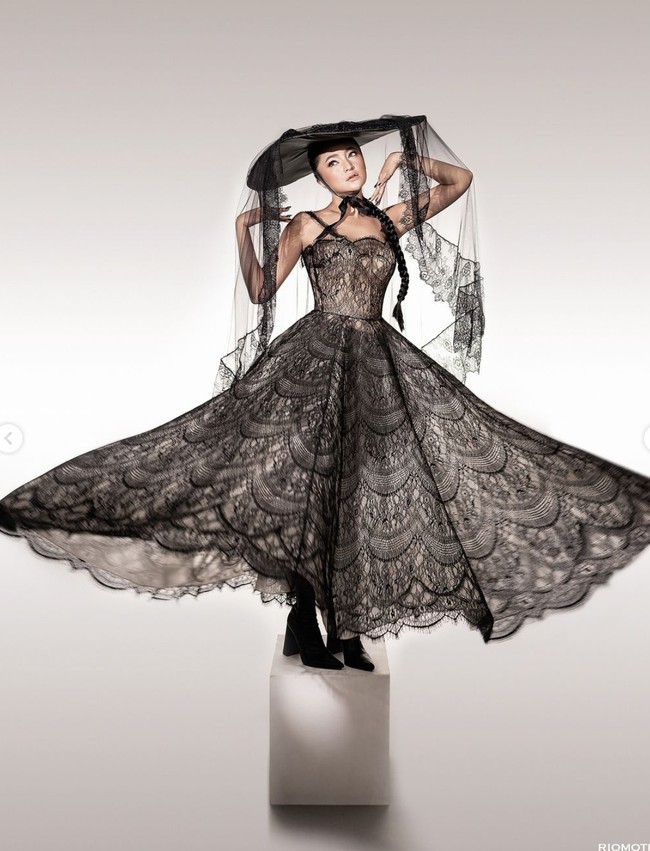 Topi hitam berukuran besar yang dikenakan Marshanda itu ditambahkan dengan kain renda yang membuat penampilannya semakin dramatis dan vintage. Foto: Instagram/@marshanda99