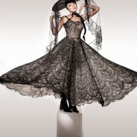 Topi hitam berukuran besar yang dikenakan Marshanda itu ditambahkan dengan kain renda yang membuat penampilannya semakin dramatis dan vintage. Foto: Instagram/@marshanda99