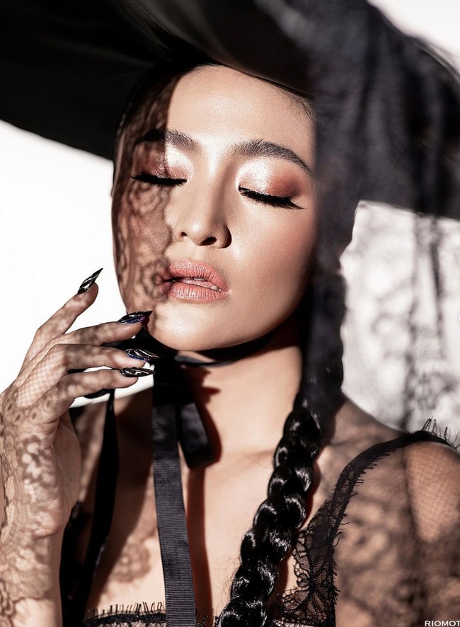 Penampilannya kian menawan dengan riasan wajah bernuansa nude hasil tangan MUA Rama Jee. Sementara rambut panjangnya tampak dikepang satu dengan rapih. Foto: Instagram/@marshanda99