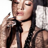 Penampilannya kian menawan dengan riasan wajah bernuansa nude hasil tangan MUA Rama Jee. Sementara rambut panjangnya tampak dikepang satu dengan rapih. Foto: Instagram/@marshanda99