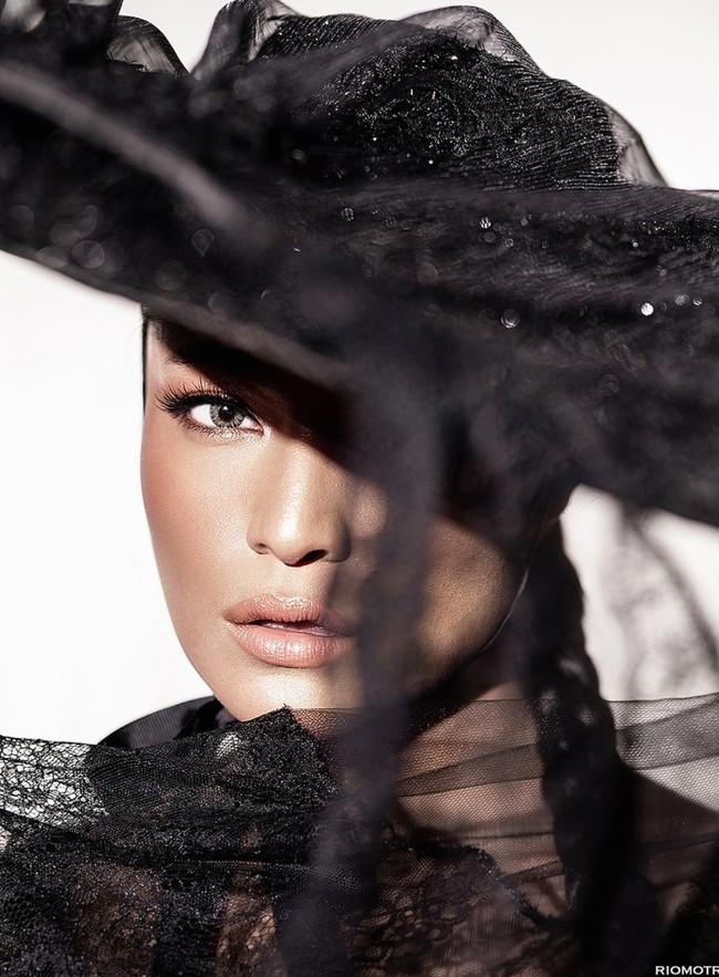 Dengan tubuh makin langsing, wajah Marshanda pun jadi terlihat lebih tirus. Ditambah dengan softlens berwarna terang, penampilannya jadi semakin manglingi dan bikin terpana. Foto: Instagram/@marshanda99