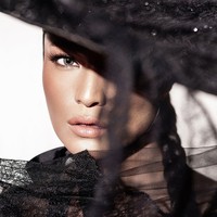 Dengan tubuh makin langsing, wajah Marshanda pun jadi terlihat lebih tirus. Ditambah dengan softlens berwarna terang, penampilannya jadi semakin manglingi dan bikin terpana. Foto: Instagram/@marshanda99