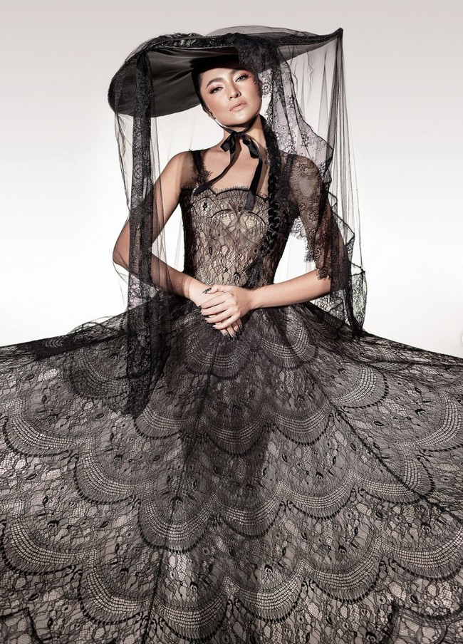 Penampilan Marshanda dalam pemotretan terbarunya bersama fotografer handal Rio Motret berhasil mencuri atensi. Dengan tubuh makin langsing, ibu satu anak itu tampil cantik dan menawan. Foto: Instagram/@marshanda99