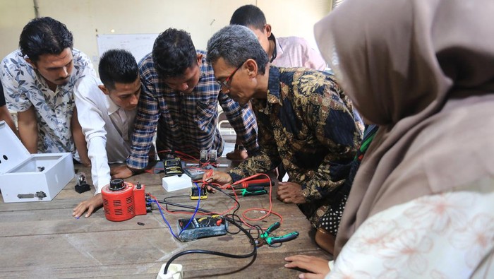 Melihat Pelatihan Peningkatan Kompetensi di BLK Aceh Barat Sejumlah peserta memotong kain saat mengikuti pelatihan peningkatan kompetensi di Unit Pelaksana Teknis Dinas (UPTD) Balai Latihan Kerja (BLK) Meulaboh, Aceh Barat, Aceh, Kamis (11/7/2024). Pelatihan peningkatan kompetensi masyarakat yang terdiri dari pelatihan menjahit, pembuatan kue, pemasangan istalasi listrik dan pelatihan teknologi infomasi dan komunikasi tersebut diikuti 64 peserta untuk meningkatkan sumber daya manusia (SDM) sesuai dengan kemampuan dan keahliannya. ANTARA FOTO/Syifa Yulinnas/nym.