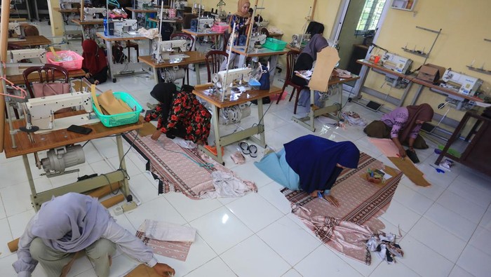Melihat Pelatihan Peningkatan Kompetensi di BLK Aceh Barat Sejumlah peserta memotong kain saat mengikuti pelatihan peningkatan kompetensi di Unit Pelaksana Teknis Dinas (UPTD) Balai Latihan Kerja (BLK) Meulaboh, Aceh Barat, Aceh, Kamis (11/7/2024). Pelatihan peningkatan kompetensi masyarakat yang terdiri dari pelatihan menjahit, pembuatan kue, pemasangan istalasi listrik dan pelatihan teknologi infomasi dan komunikasi tersebut diikuti 64 peserta untuk meningkatkan sumber daya manusia (SDM) sesuai dengan kemampuan dan keahliannya. ANTARA FOTO/Syifa Yulinnas/nym.
