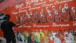Membuat Mural Sambut Hari Kebaya Nasional