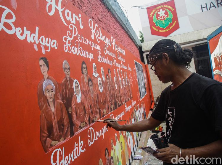 Membuat Mural Sambut Hari Kebaya Nasional