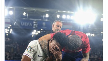 Ekspresi terharu Watkins yang jadi pahlawan Inggris. Foto: Twitter