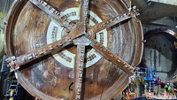 Di lokasi, terlihat berbagai pekerja sedang menggarap proyek pengeboran. Salah satunya adalah dengan mesin bor terowongan alias tunnel boring machine (TBM-1). Ukuran TBM 1 tergolong raksasa, diameternya 6,7 meter. 