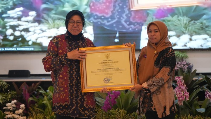 Mensos Risma beri penghargaan untuk guru SD