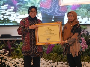 Mensos Risma Beri Bantuan Pendidikan untuk Siswa SD Cikuya 1 yang Viral
