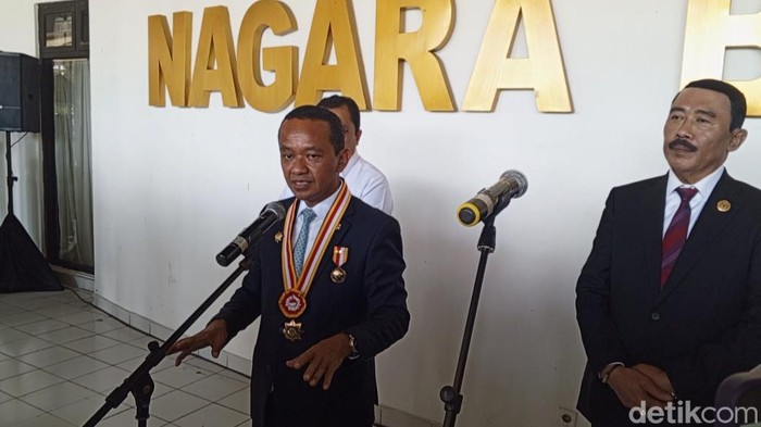 Menteri Investasi Kepala Badan Koordinasi Penanaman Modal BKPM Republik Indonesia Bahlil Lahadalia, saat memberikan keterangan kepada awak media di Kampus IPDN, Jatinangor, Sumedang, Kamis (11/7/2024).