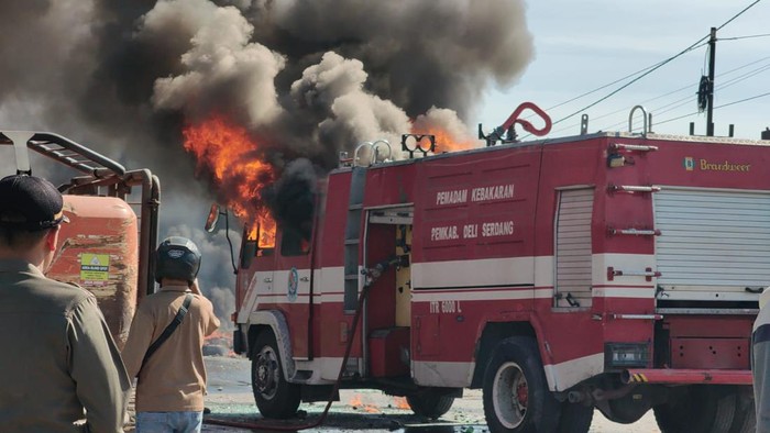 Mobil pemadam kebakaran milik Pemkab Deli Serdang dibakar. (Foto:  Istimewa)